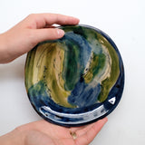 Assiette 38HB27 en faïence rouge D 19,5cm - Multicolore d'Héloise Bariol chez Brutal Ceramics