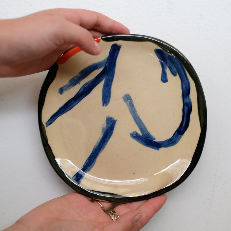 Assiette 38HB28 en faïence rouge D 19,5cm - Multicolore d'Héloise Bariol chez Brutal Ceramics
