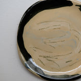 Assiette 38HB30 en faïence rouge D 19,5cm - Multicolore d'Héloise Bariol chez Brutal Ceramics