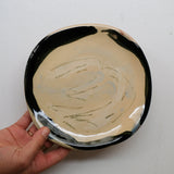 Assiette 38HB30 en faïence rouge D 19,5cm - Multicolore d'Héloise Bariol chez Brutal Ceramics