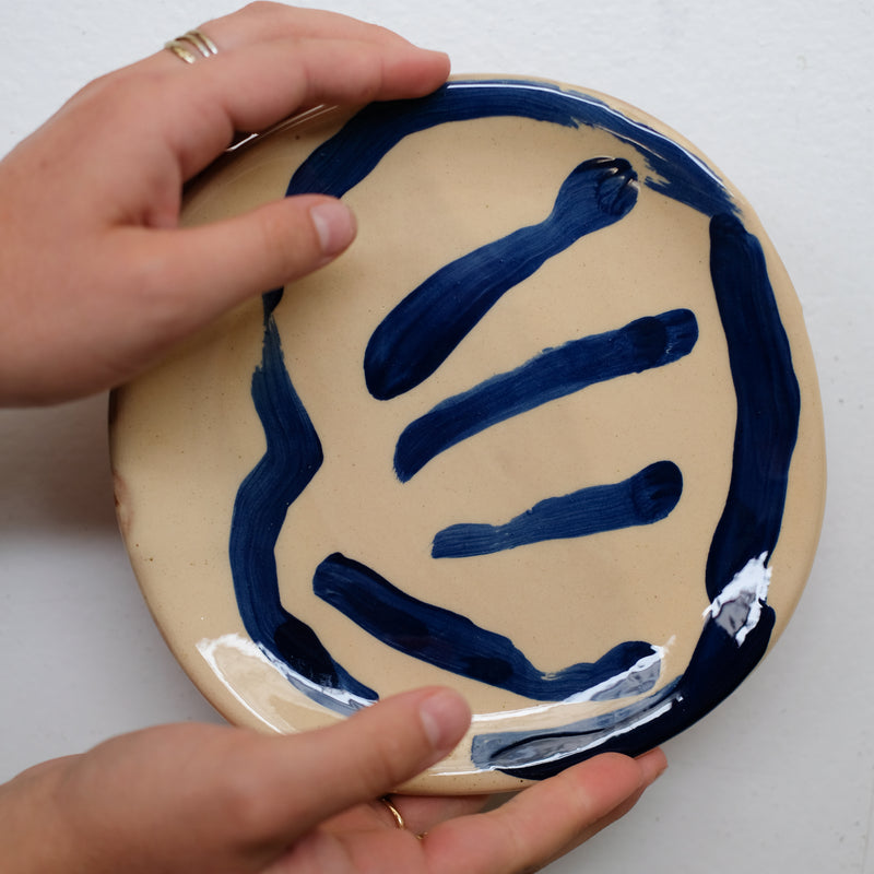 Assiette 38HB31 en faïence rouge D 19,5cm - Multicolore d'Héloise Bariol chez Brutal Ceramics