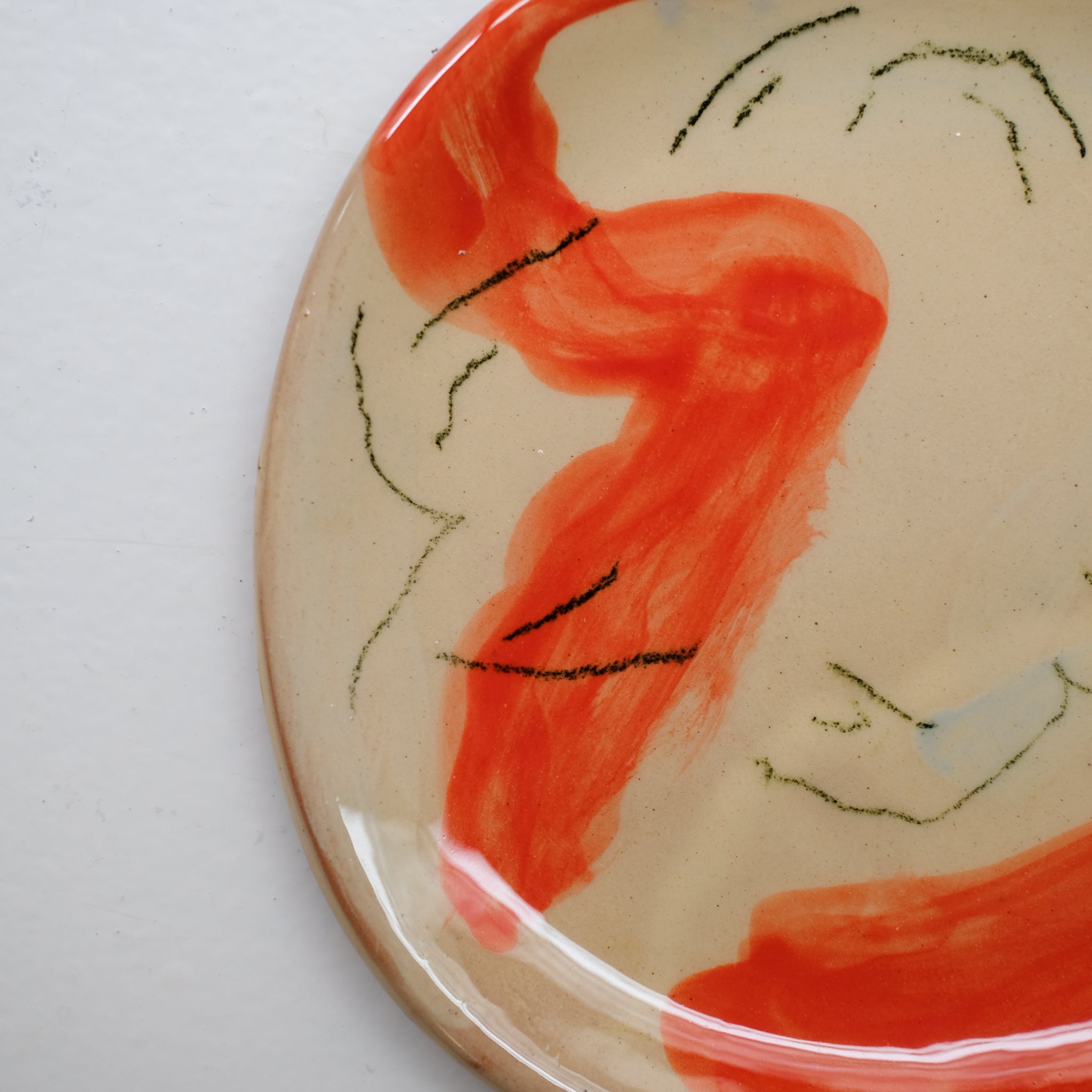 Assiette 38HB32 en faïence rouge D 19,5cm - Multicolore d'Héloise Bariol chez Brutal Ceramics