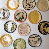Assiette 38HB22 en faïence rouge D 19,5cm - Multicolore d'Héloise Bariol chez Brutal Ceramics