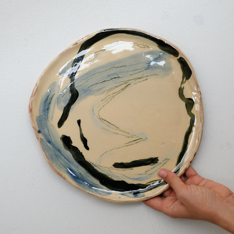Assiette 38HB36 en faïence rouge D 25cm - Multicolore d'Héloise Bariol chez Brutal Ceramics
