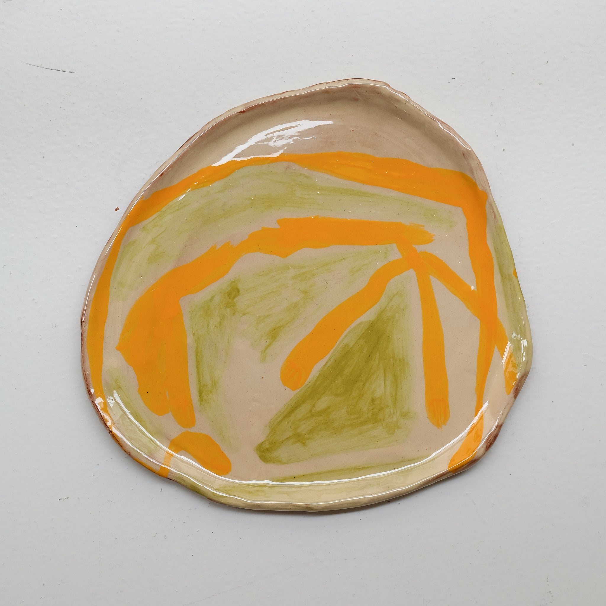 Assiette 38HB38 en faïence rouge D 25cm - Multicolore d'Héloise Bariol chez Brutal Ceramics