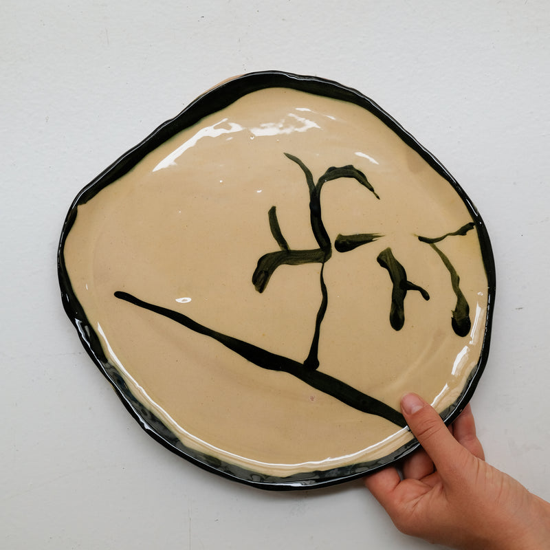 Assiette 38HB39 en faïence rouge D 25cm - Multicolore d'Héloise Bariol chez Brutal Ceramics