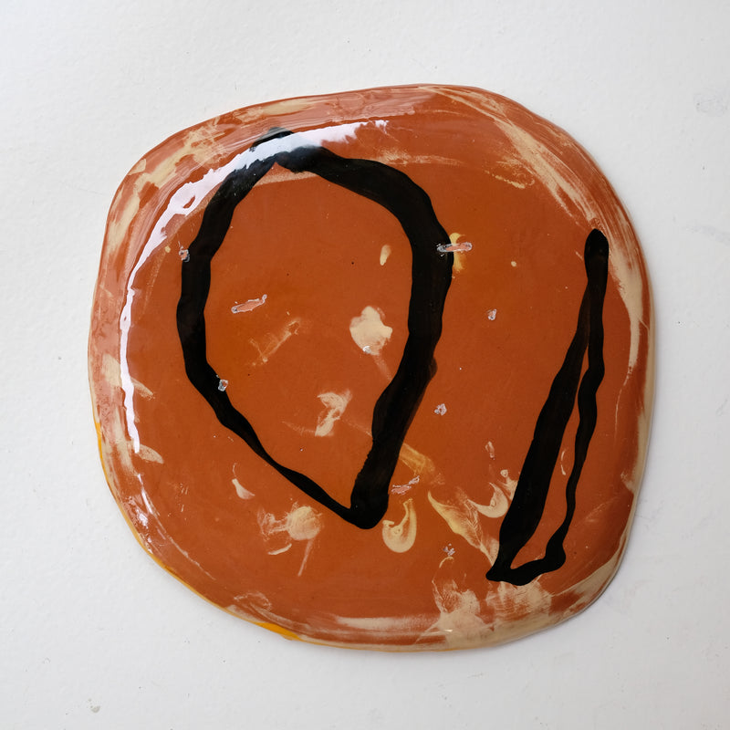 Assiette 38HB41 en faïence rouge D 25cm - Multicolore d'Héloise Bariol chez Brutal Ceramics