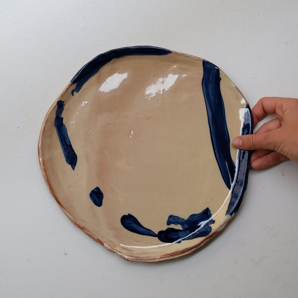 Assiette 38HB42 en faïence rouge D 25cm - Multicolore d'Héloise Bariol chez Brutal Ceramics
