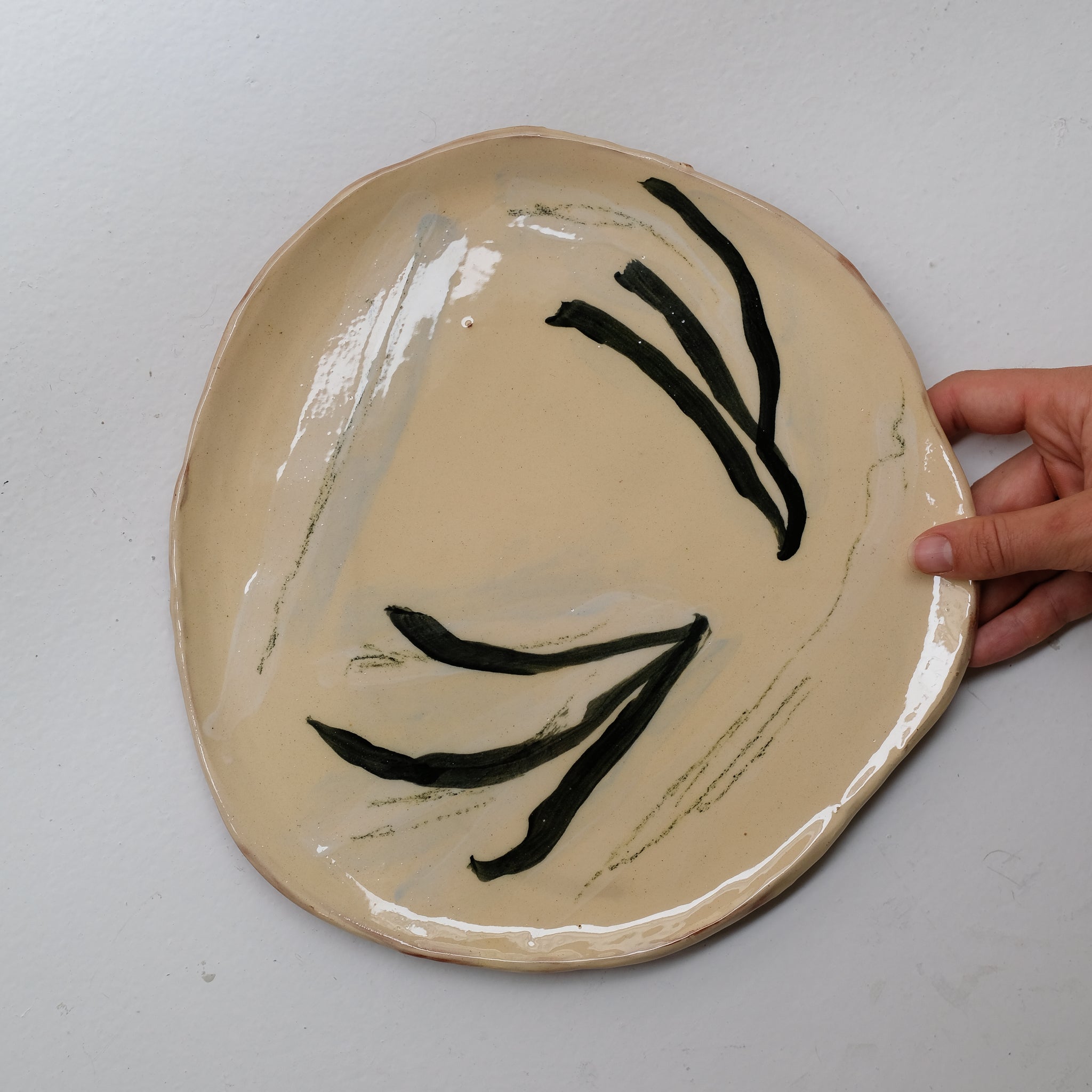 Assiette 38HB45 en faïence rouge D 25cm - Multicolore d'Héloise Bariol chez Brutal Ceramics