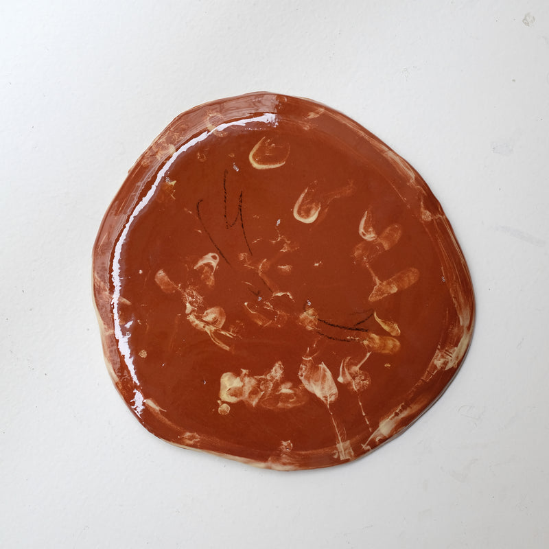Assiette 38HB45 en faïence rouge D 25cm - Multicolore d'Héloise Bariol chez Brutal Ceramics