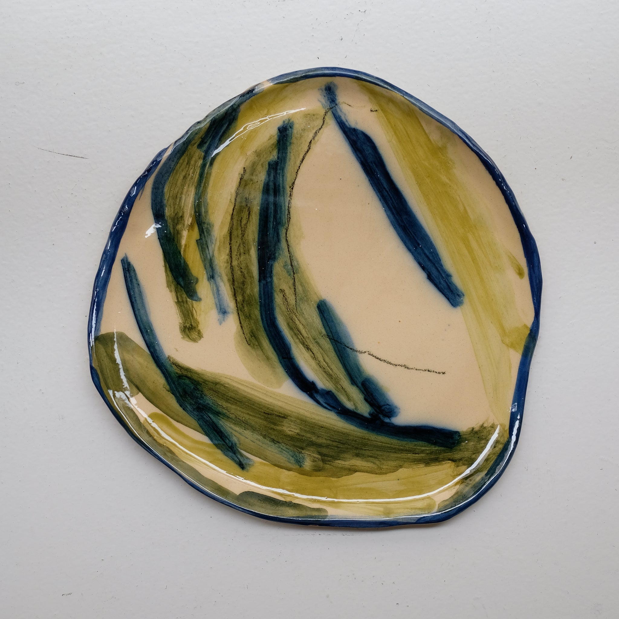Assiette 38HB46 en faïence rouge D 25cm - Multicolore d'Héloise Bariol chez Brutal Ceramics