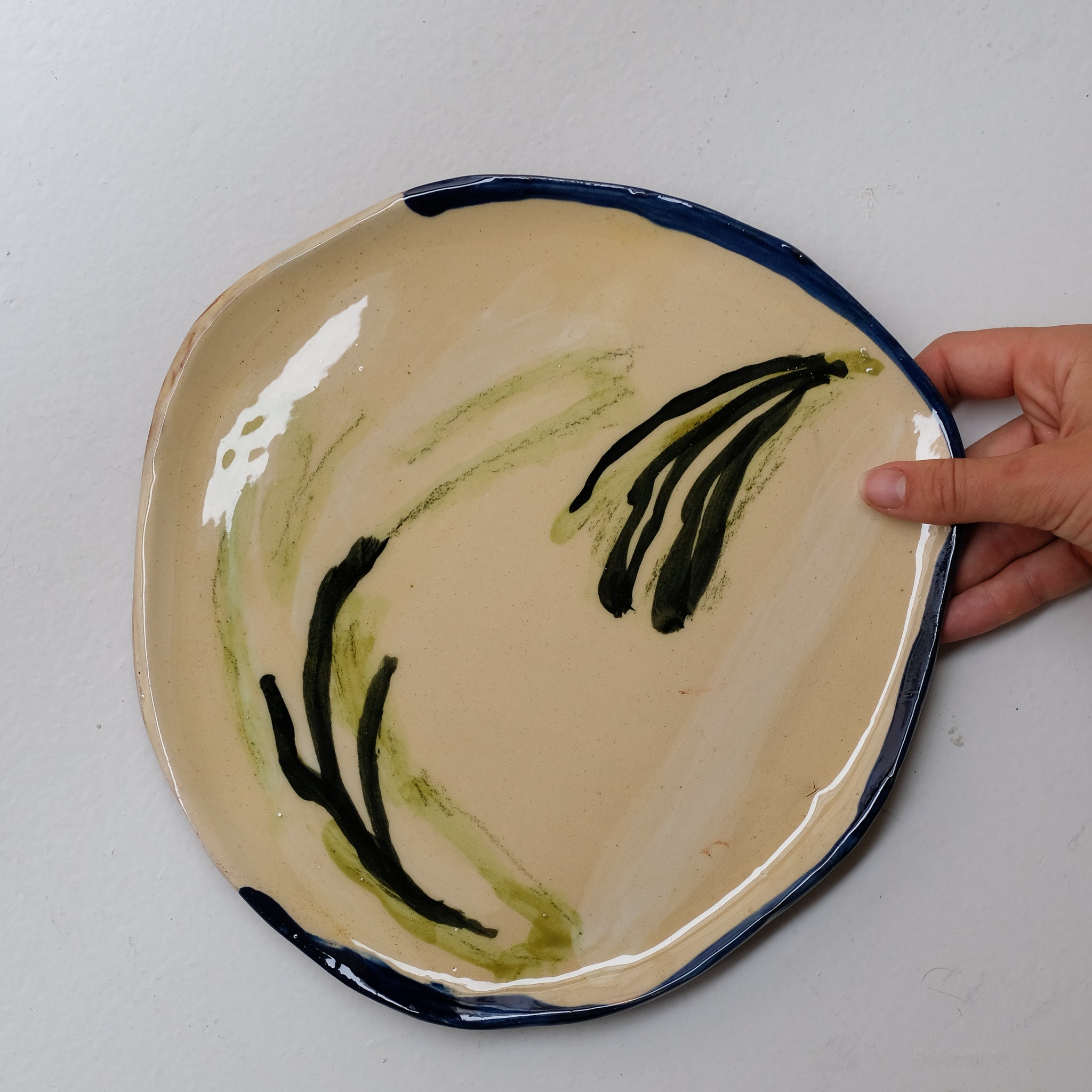 Assiette 38HB47 en faïence rouge D 25cm - Multicolore d'Héloise Bariol chez Brutal Ceramics