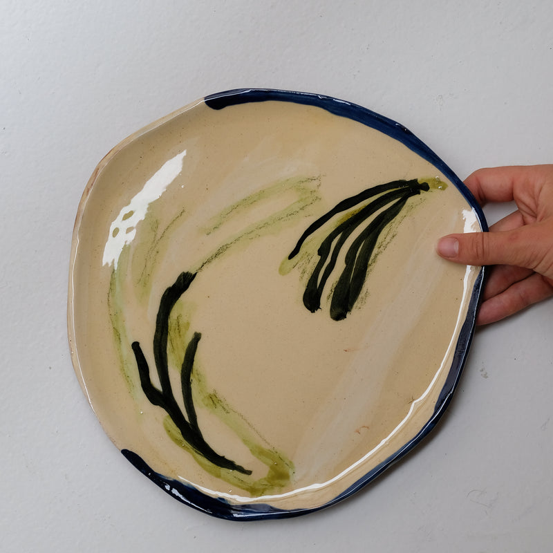 Assiette 38HB47 en faïence rouge D 25cm - Multicolore d'Héloise Bariol chez Brutal Ceramics