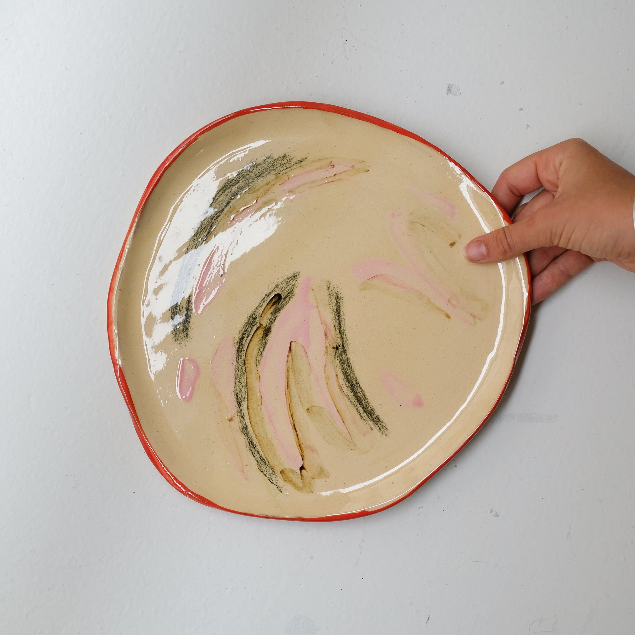 Assiette 38HB57 en faïence rouge D 25cm - Multicolore d'Héloise Bariol chez Brutal Ceramics