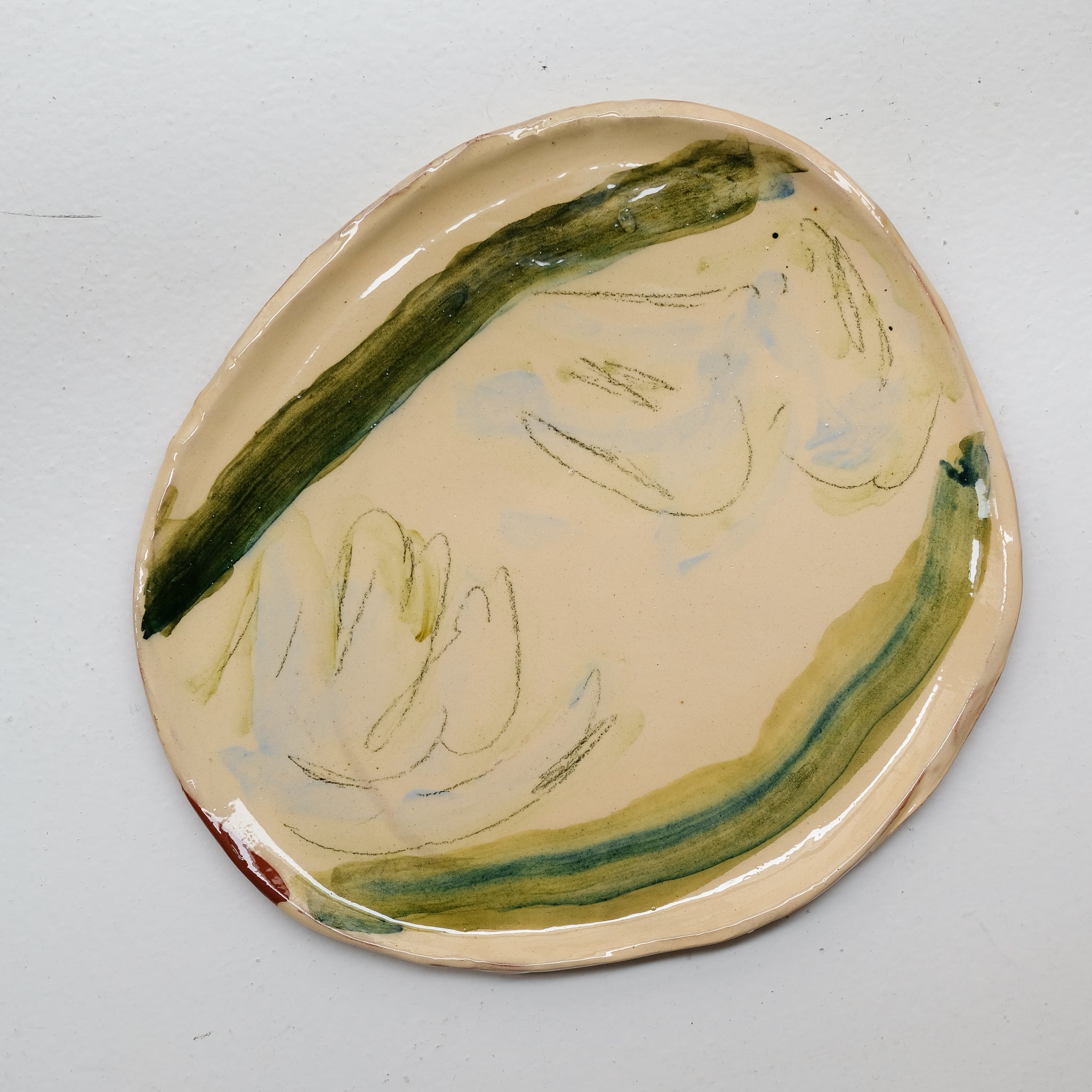 Assiette 38HB59 en faïence rouge D 25cm - Multicolore d'Héloise Bariol chez Brutal Ceramics