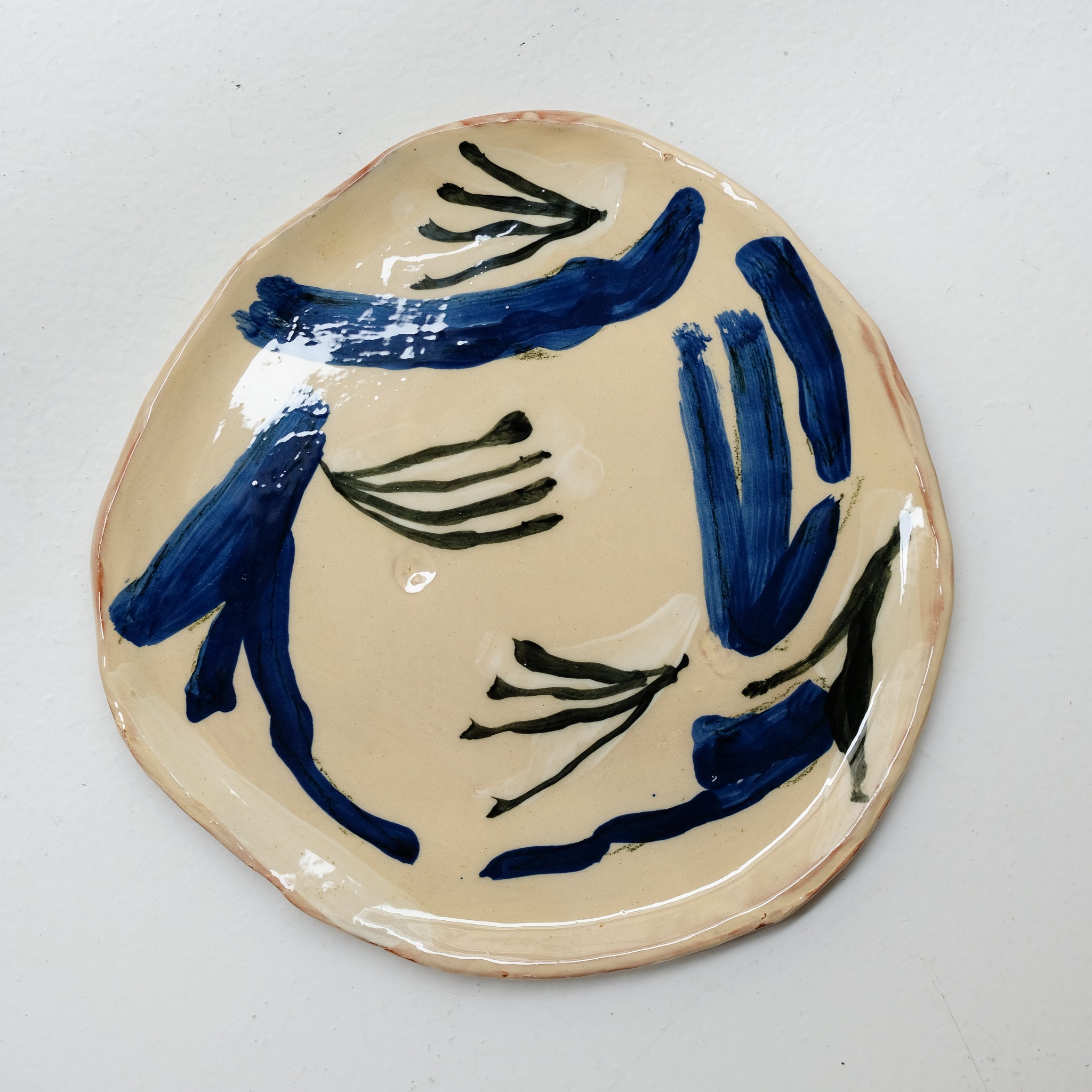 Assiette 38HB66 en faïence rouge D 25cm - Multicolore d'Héloise Bariol chez Brutal Ceramics
