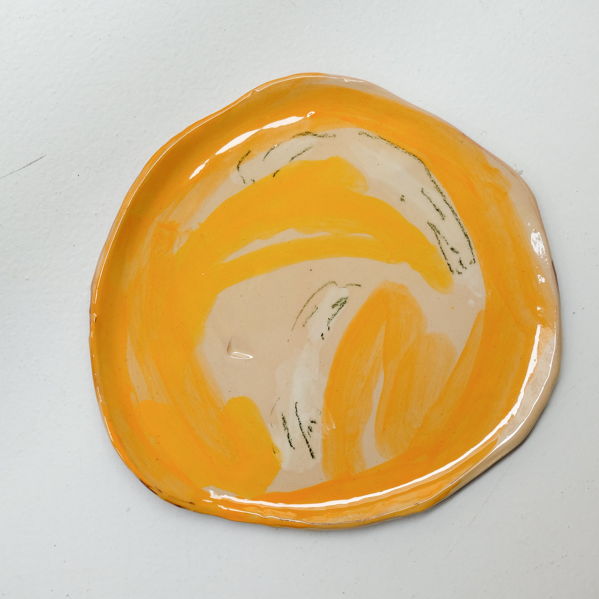Assiette 38HB70 en faïence rouge D 25cm - Multicolore d'Héloise Bariol chez Brutal Ceramics