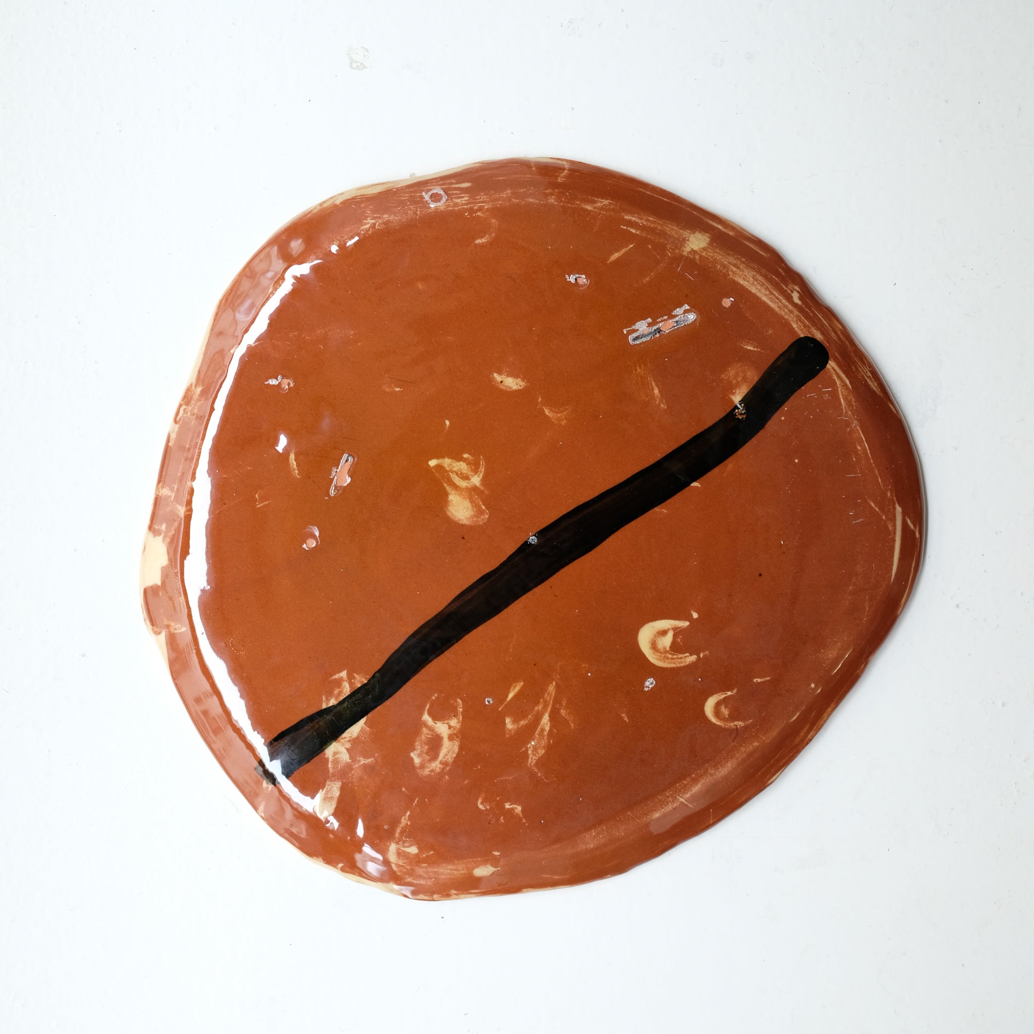 Assiette 38HB70 en faïence rouge D 25cm - Multicolore d'Héloise Bariol chez Brutal Ceramics