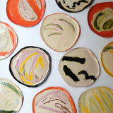 Assiette 38HB57 en faïence rouge D 25cm - Multicolore d'Héloise Bariol chez Brutal Ceramics