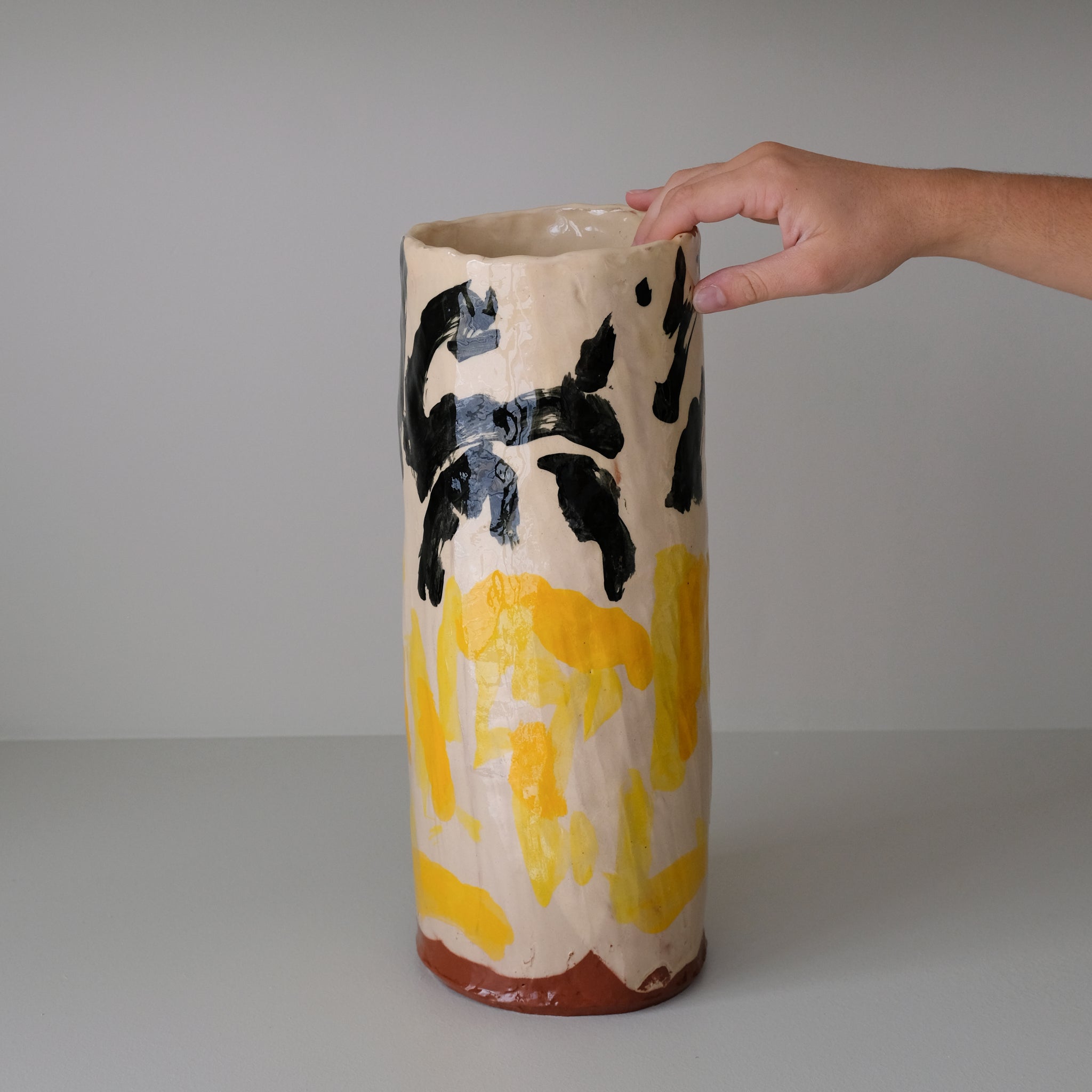 Vase en faïence rouge H 37,5cm - Multicolore d'Héloise Bariol chez Brutal Ceramics