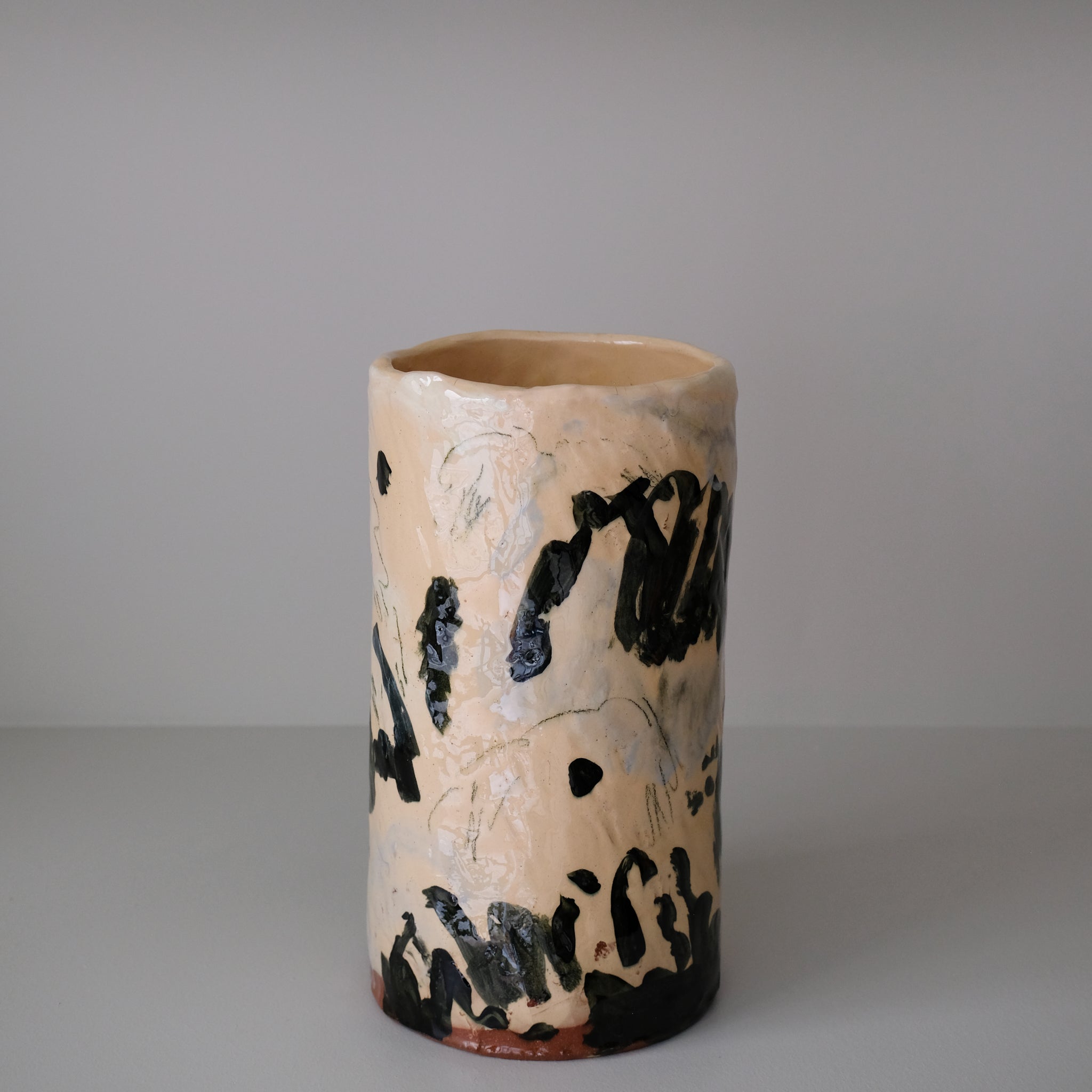 Vase en faïence rouge H 31cm d'Héloise Bariol chez Brutal Ceramics