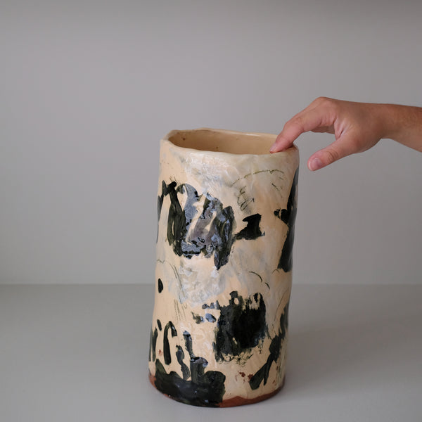 Vase en faïence rouge H 31cm d'Héloise Bariol chez Brutal Ceramics