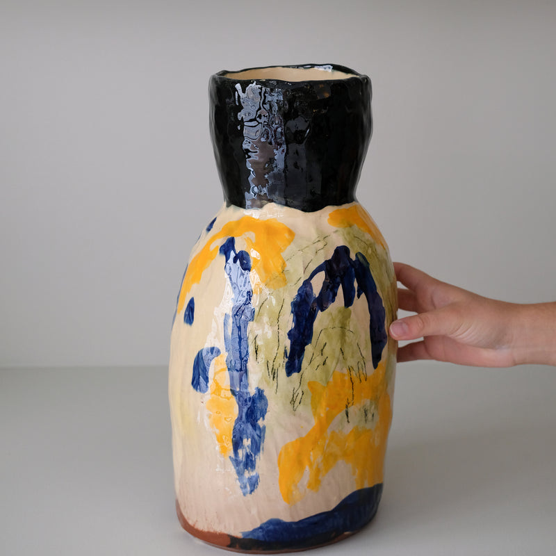 Vase en faïence rouge H 42cm d'Héloise Bariol chez Brutal Ceramics