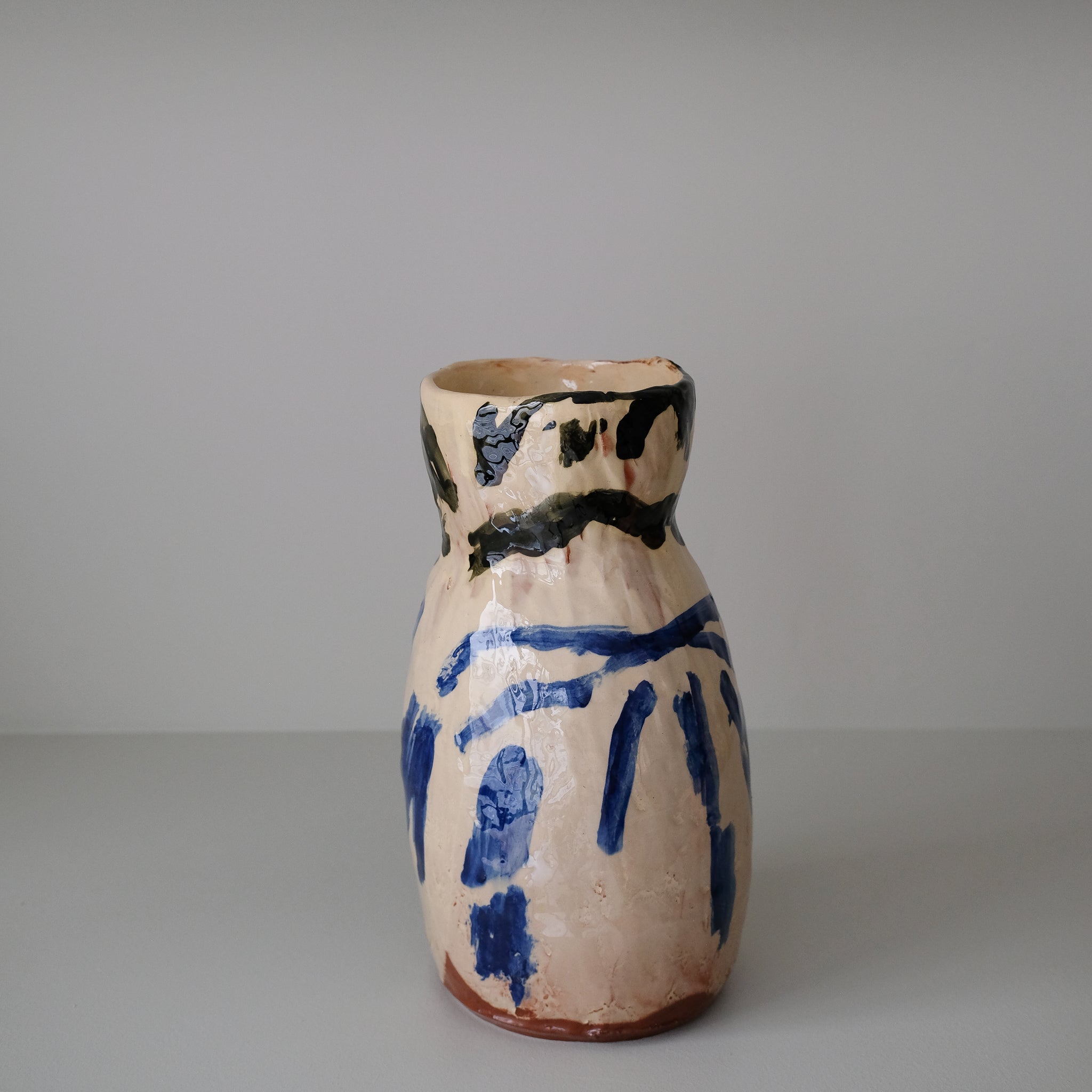 Vase en faïence rouge H 32cm d'Héloise Bariol chez Brutal Ceramics