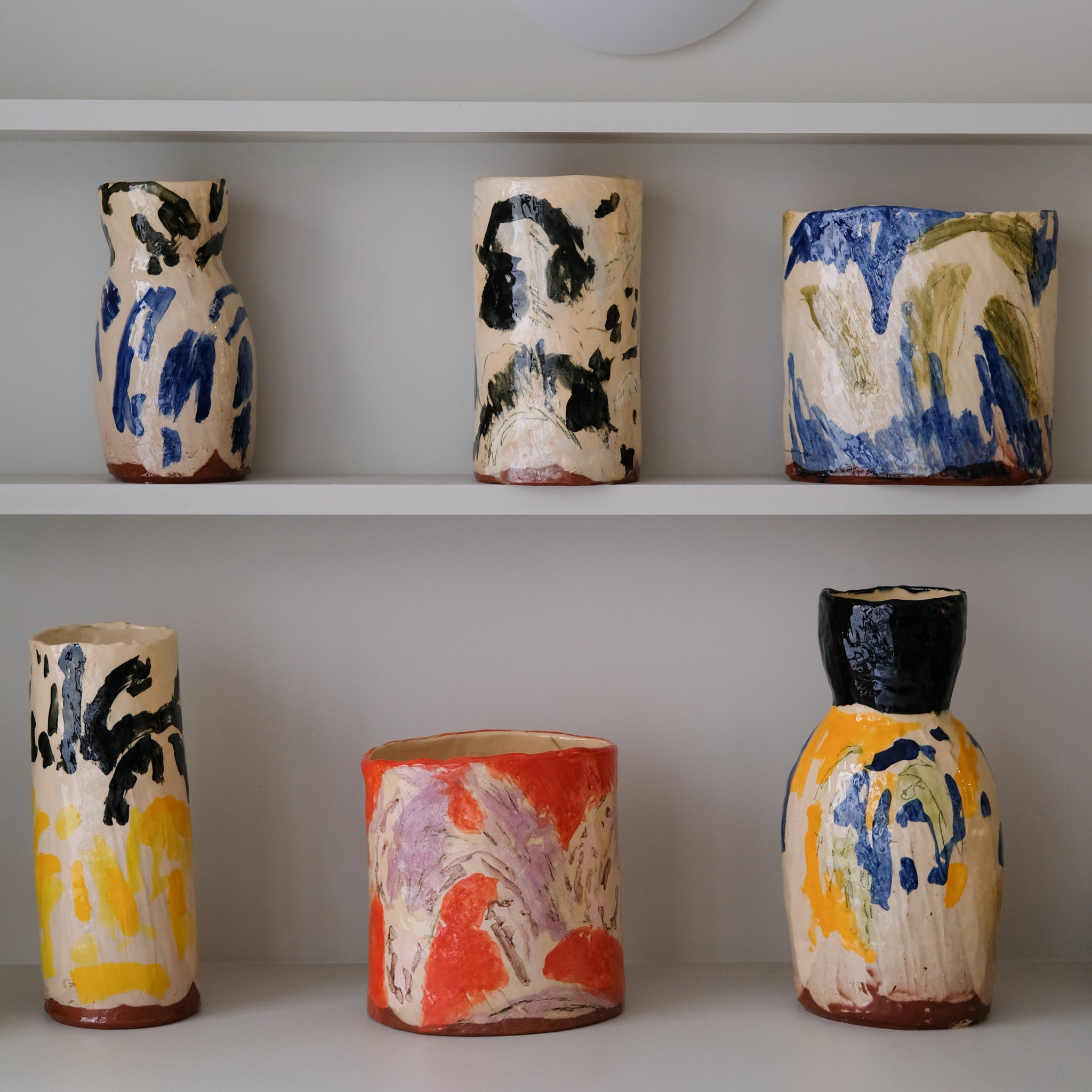 Vase en faïence rouge H 42cm d'Héloise Bariol chez Brutal Ceramics