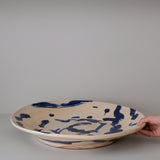Plat 02 en faïence rouge D 48cm - Multicolore d'Héloise Bariol chez Brutal Ceramics