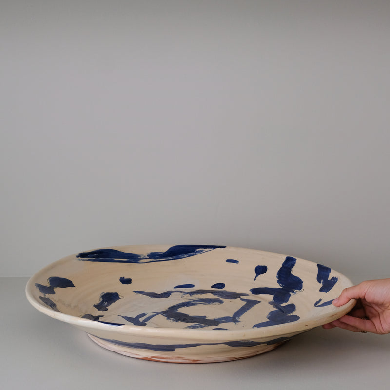 Plat 02 en faïence rouge D 48cm - Multicolore d'Héloise Bariol chez Brutal Ceramics