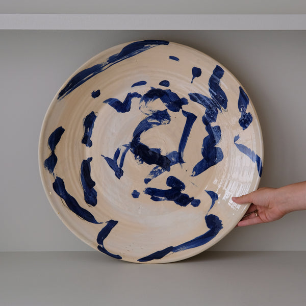 Plat 02 en faïence rouge D 48cm - Multicolore d'Héloise Bariol chez Brutal Ceramics