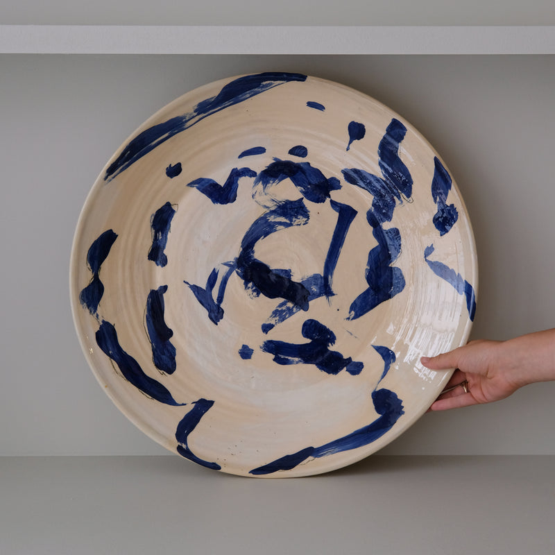 Plat 02 en faïence rouge D 48cm - Multicolore d'Héloise Bariol chez Brutal Ceramics