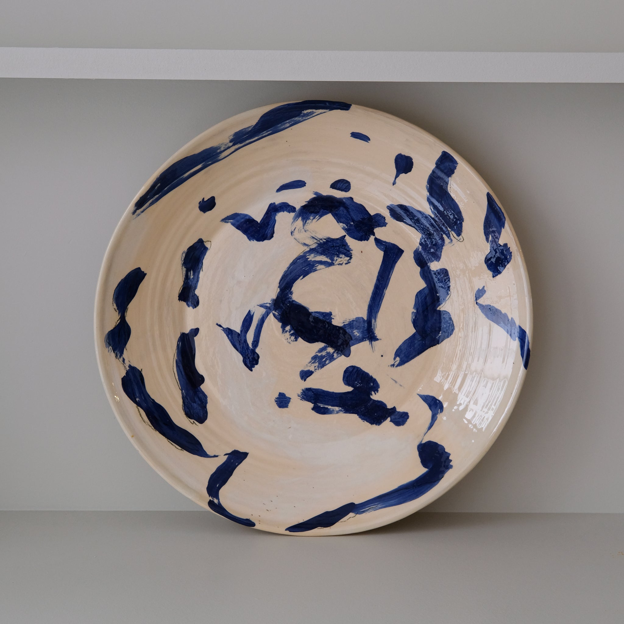 Plat 02 en faïence rouge D 48cm - Multicolore d'Héloise Bariol chez Brutal Ceramics