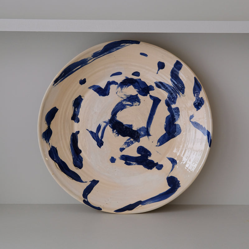 Plat 02 en faïence rouge D 48cm - Multicolore d'Héloise Bariol chez Brutal Ceramics