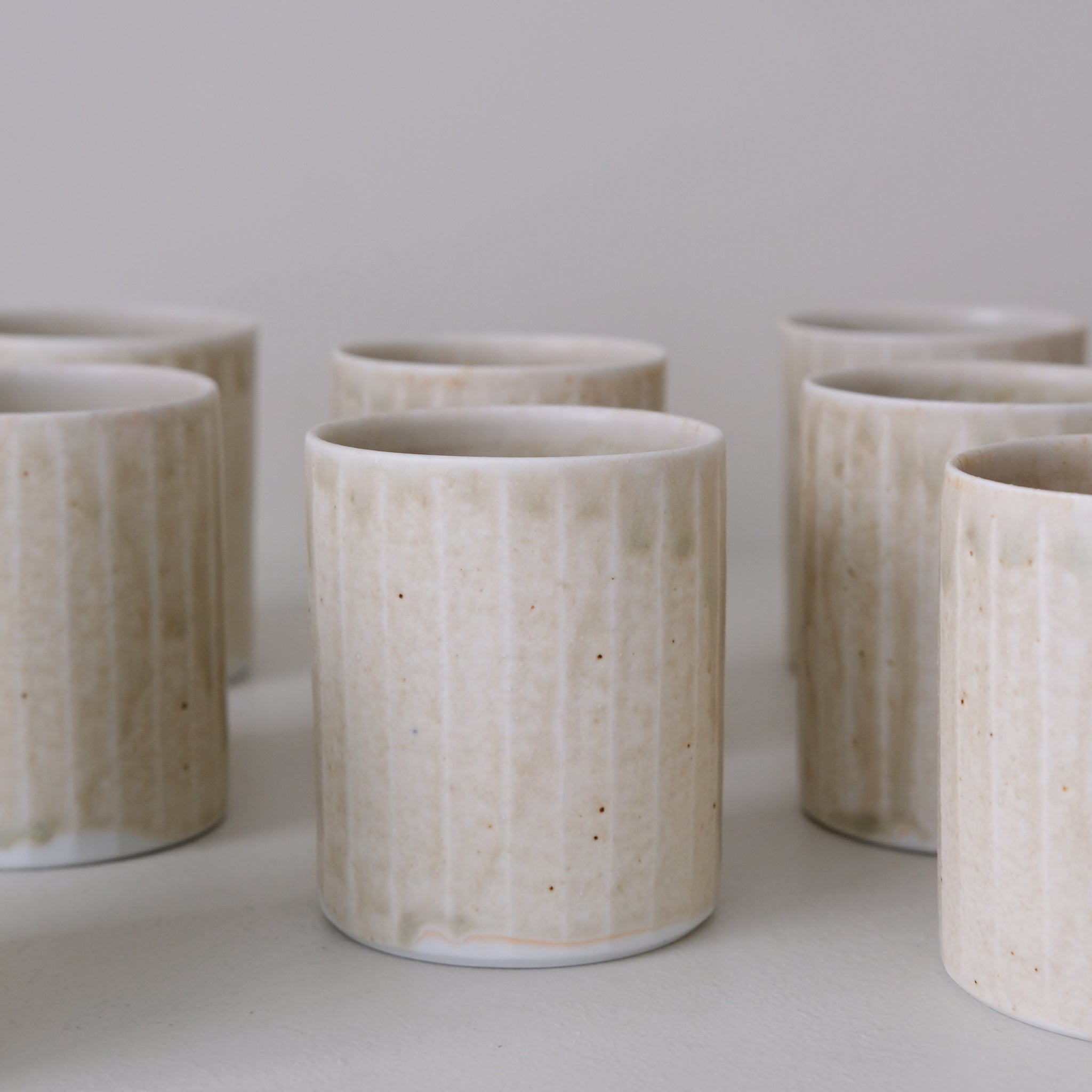 Tasse en porcelaine 230 ml cuisson feu - vert d'Ambre Hervo chez Brutal Ceramics