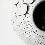 Vase M en terre du fuilet H 21cm - blanc et gris de Ambre Hervo chez Brutal Ceramics