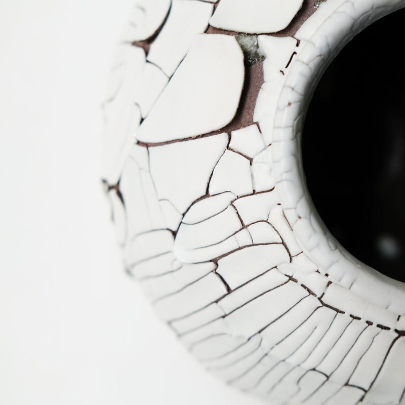 Vase M en terre du fuilet H 21cm - blanc et gris de Ambre Hervo chez Brutal Ceramics