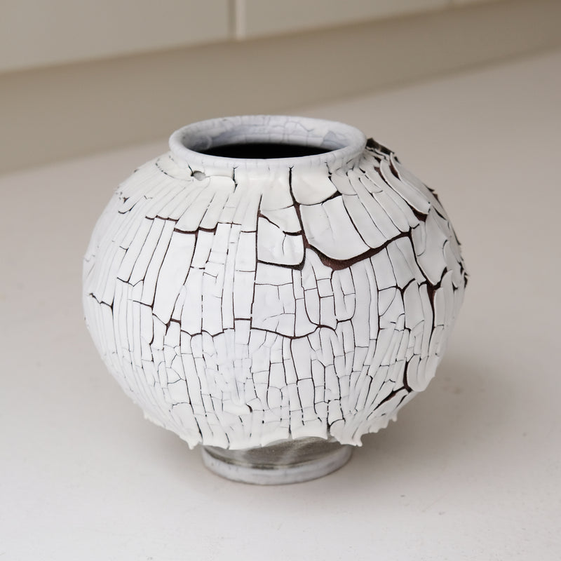 Vase M en terre du fuilet H 21cm - blanc et gris de Ambre Hervo chez Brutal Ceramics