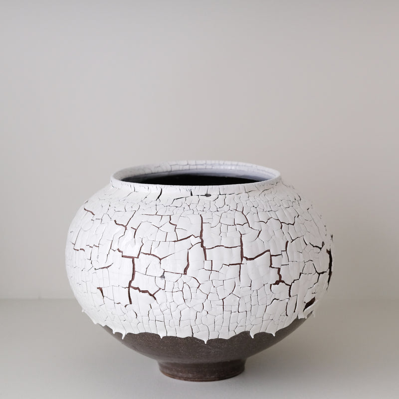 Vase L en terre du fuilet H 24cm - blanc et gris de Ambre Hervo chez Brutal Ceramics