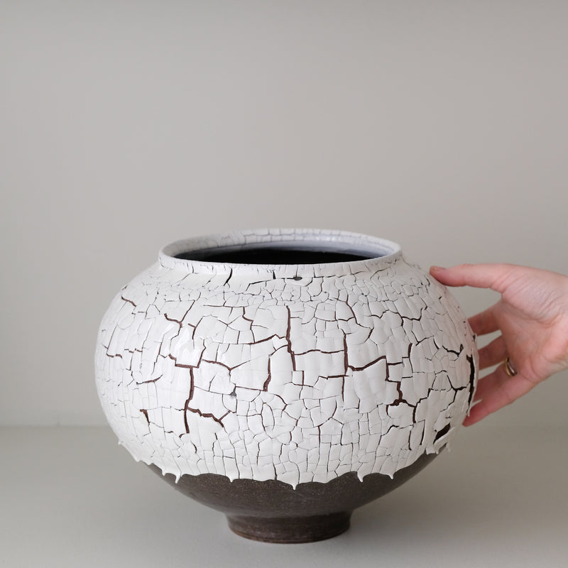 Vase L en terre du fuilet H 24cm - blanc et gris de Ambre Hervo chez Brutal Ceramics