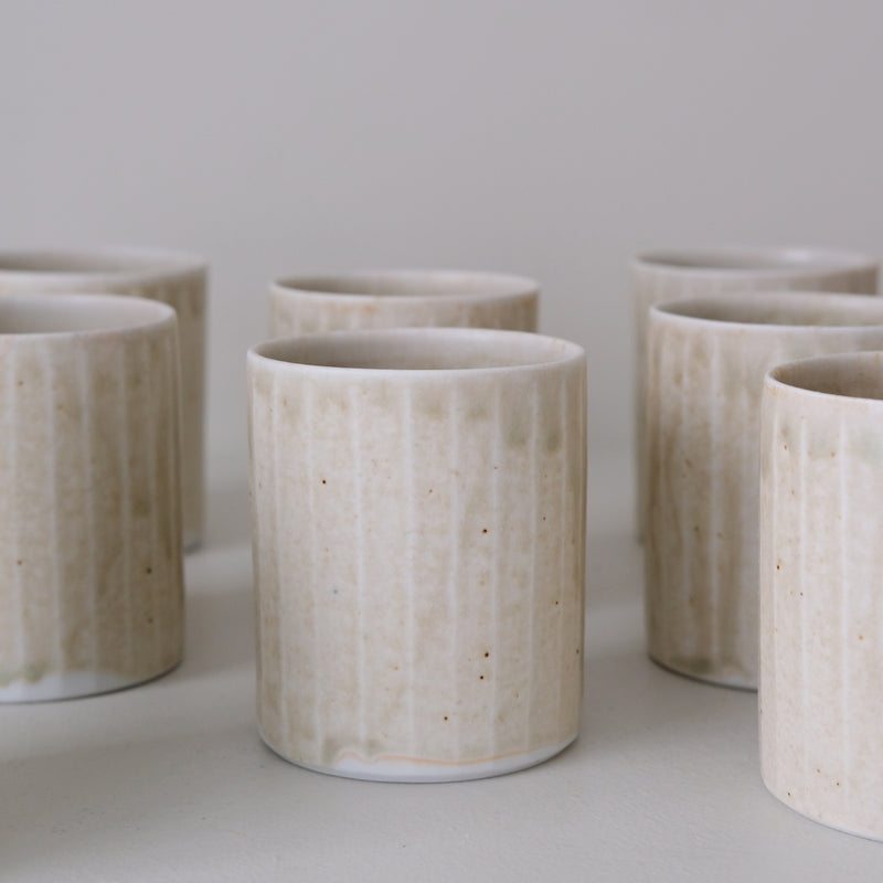 Tasse en porcelaine 230 ml cuisson feu - vert d'Ambre Hervo chez Brutal Ceramics