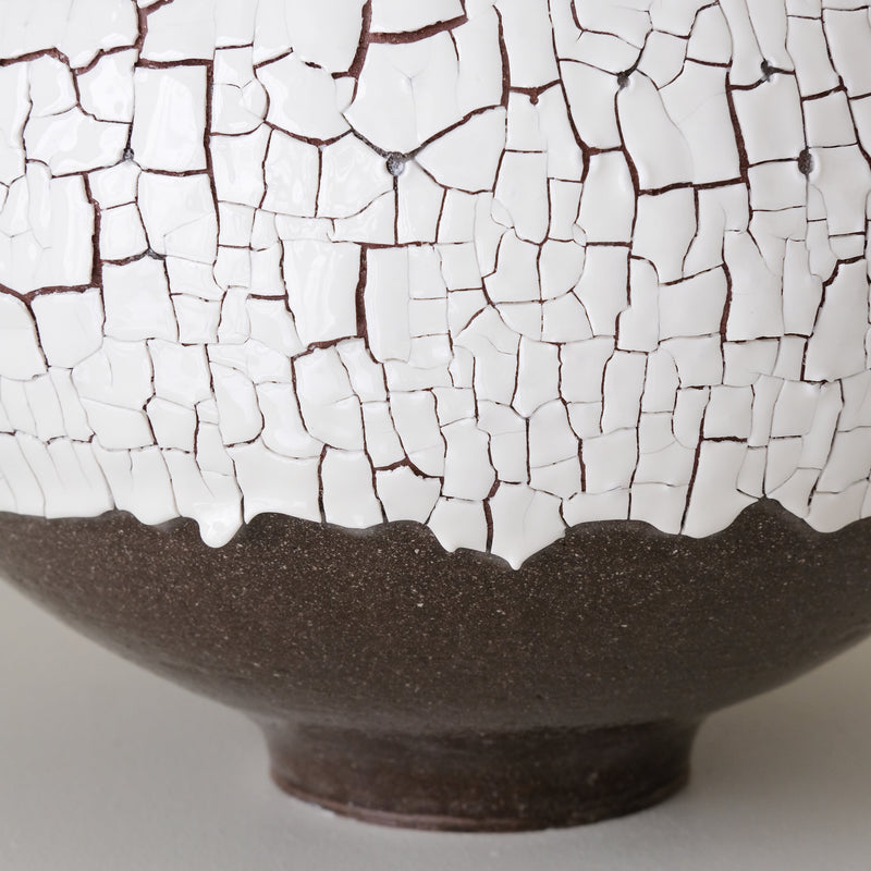 Vase L en terre du fuilet H 24cm - blanc et gris de Ambre Hervo chez Brutal Ceramics