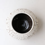 Vase L en terre du fuilet H 24cm - blanc et gris de Ambre Hervo chez Brutal Ceramics