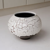 Vase L en terre du fuilet H 24cm - blanc et gris de Ambre Hervo chez Brutal Ceramics