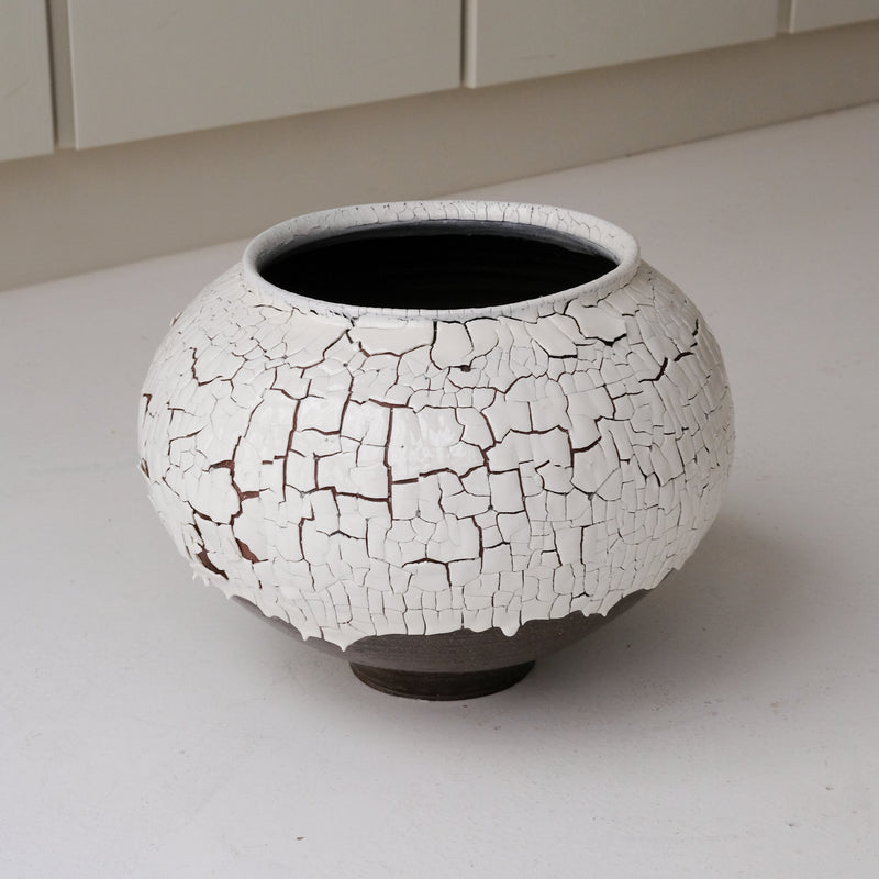 Vase L en terre du fuilet H 24cm - blanc et gris de Ambre Hervo chez Brutal Ceramics