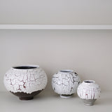 Vase M en terre du fuilet H 21cm - blanc et gris de Ambre Hervo chez Brutal Ceramics