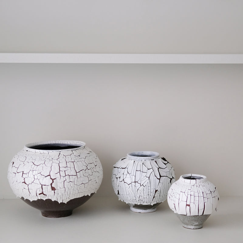 Vase M en terre du fuilet H 21cm - blanc et gris de Ambre Hervo chez Brutal Ceramics