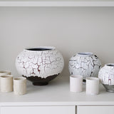 Vase L en terre du fuilet H 24cm - blanc et gris de Ambre Hervo chez Brutal Ceramics