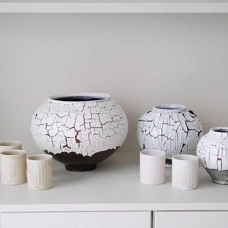 Vase L en terre du fuilet H 24cm - blanc et gris de Ambre Hervo chez Brutal Ceramics